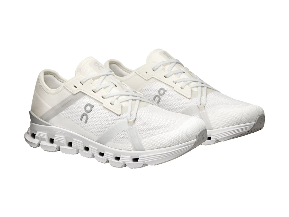 Tenis deportivos On Cloud color blanco con suela amortiguada característica.