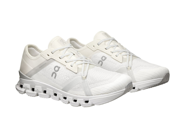 Tenis deportivos On Cloud color blanco con suela amortiguada característica.