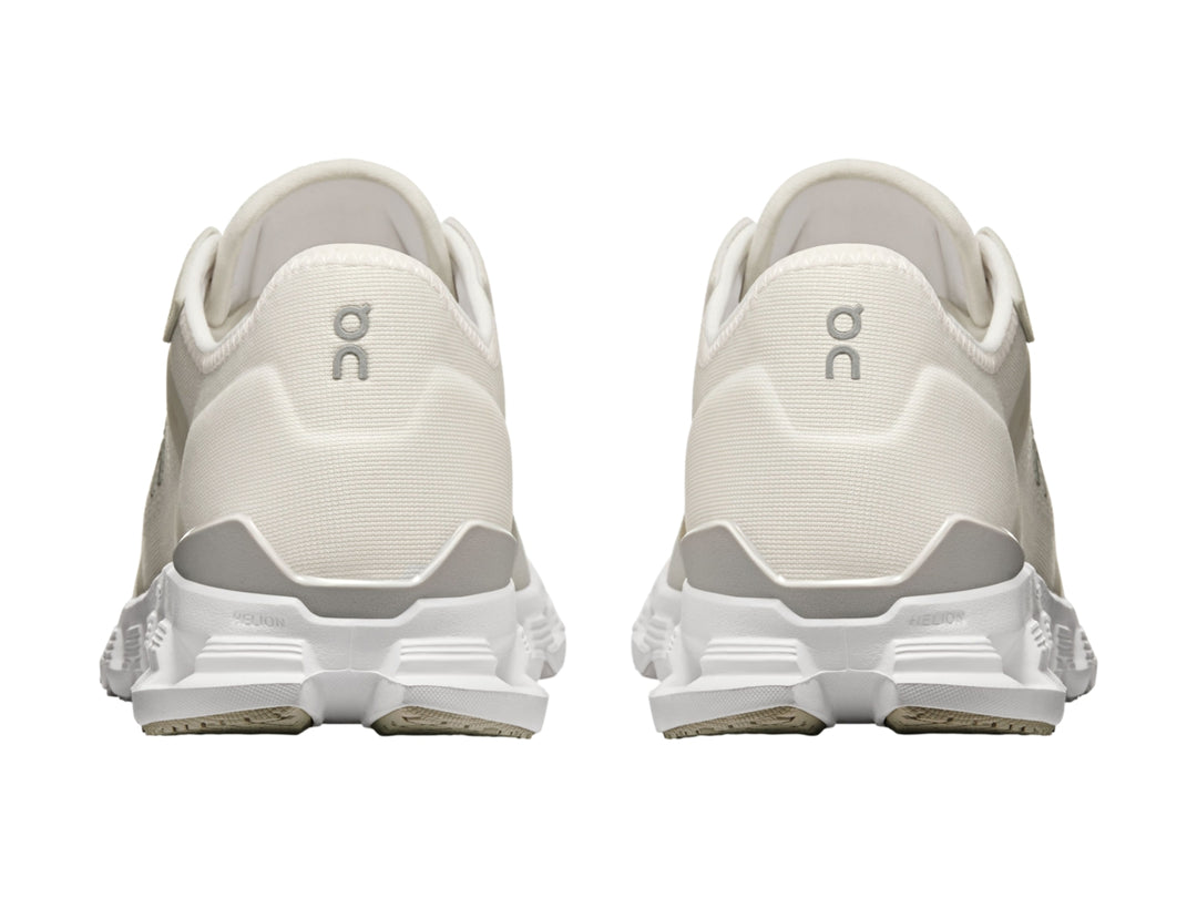 Tenis deportivos On Cloud color blanco con suela amortiguada característica.