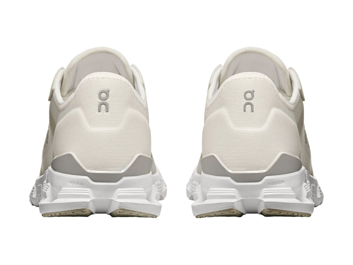 Tenis deportivos On Cloud color blanco con suela amortiguada característica.