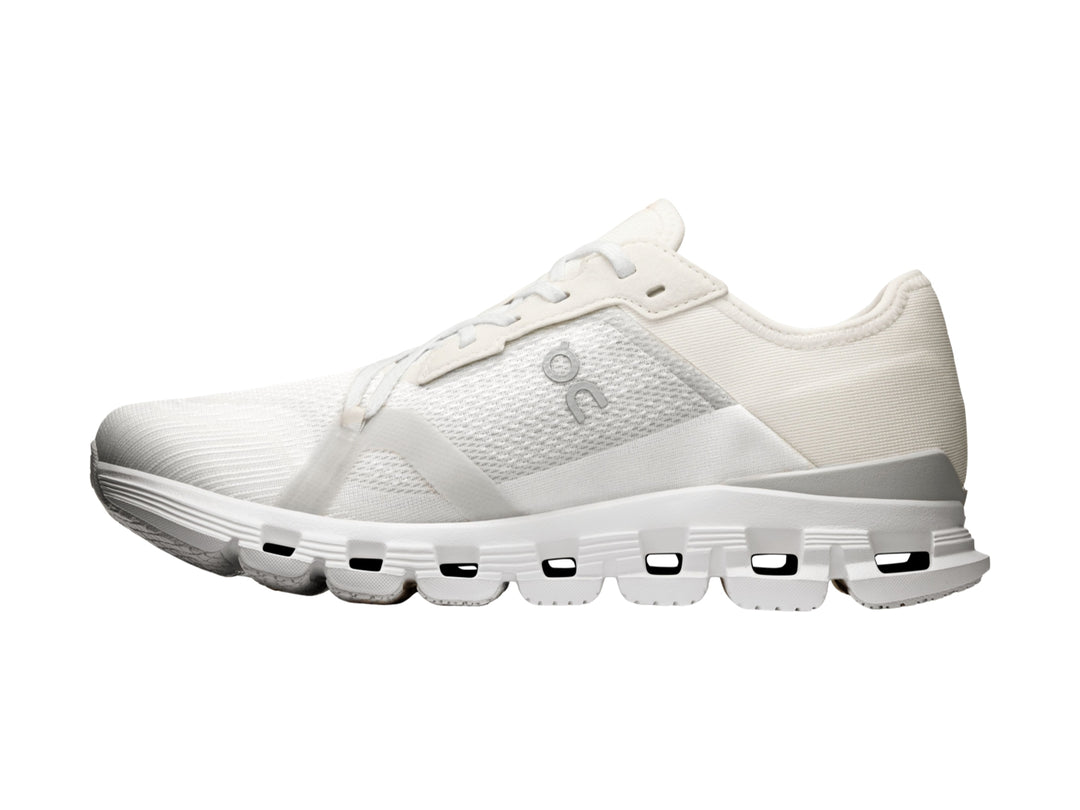 Tenis deportivos On Cloud color blanco con suela amortiguada característica.