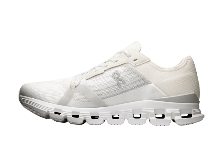 Tenis deportivos On Cloud color blanco con suela amortiguada característica.