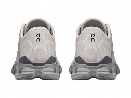 Tenis deportivos On Cloud en color gris wolf/alloy con suela tecnológica y malla transpirable.