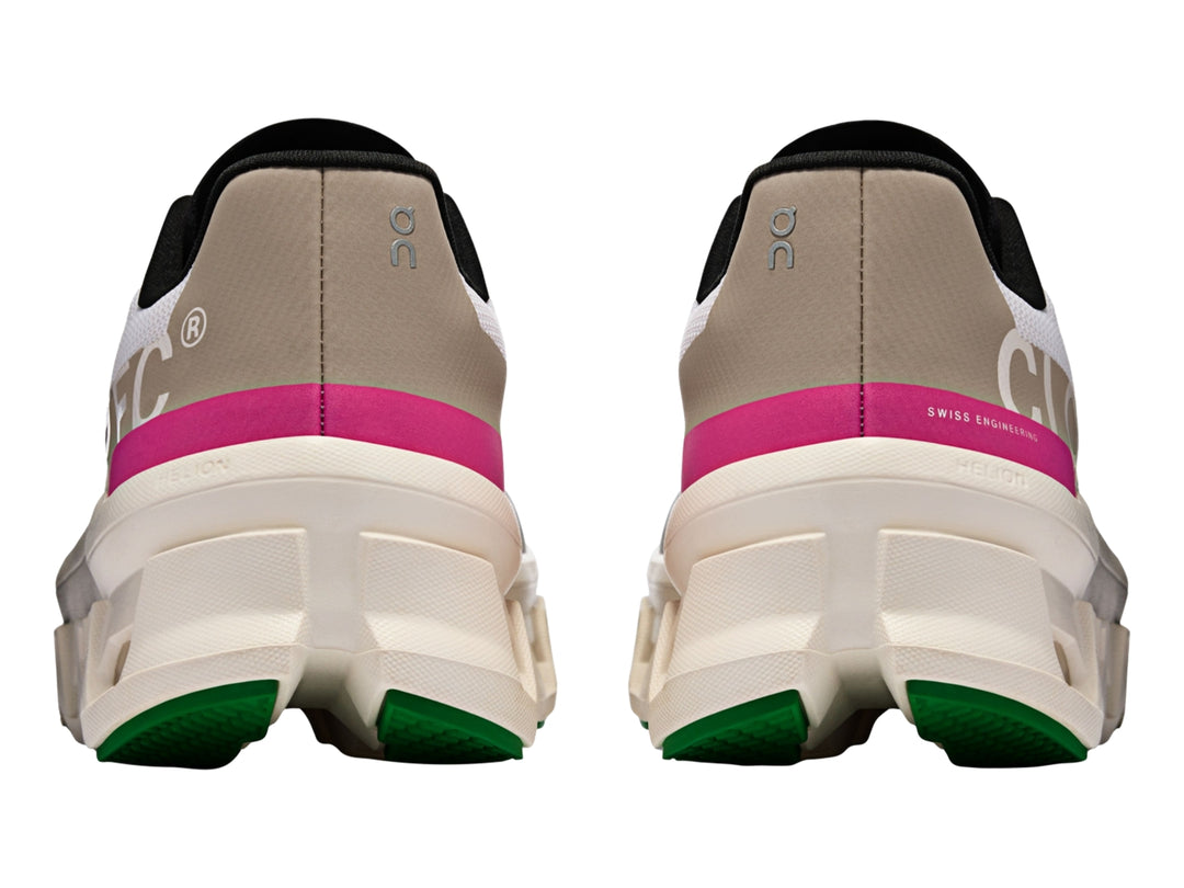 Tenis deportivos On Cloudmonster en color plata y marfil con detalles en rosa y negro.