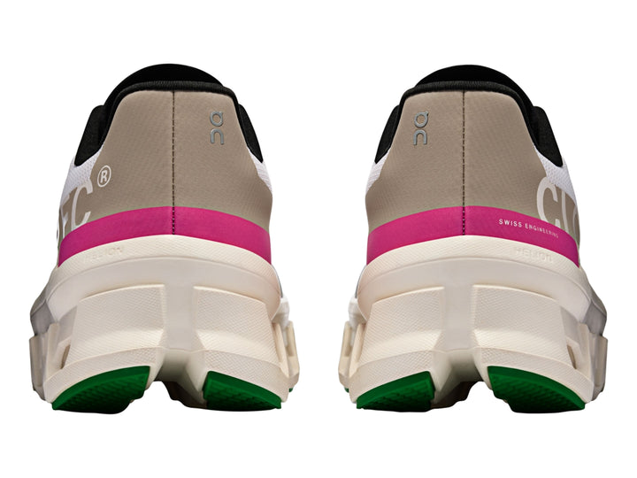 Tenis deportivos On Cloudmonster en color plata y marfil con detalles en rosa y negro.