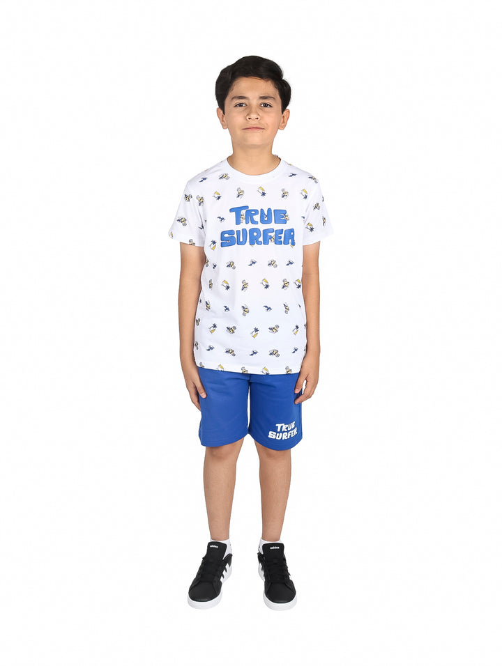 Niño vistiendo un conjunto de camiseta blanca con estampado azul y shorts azules.