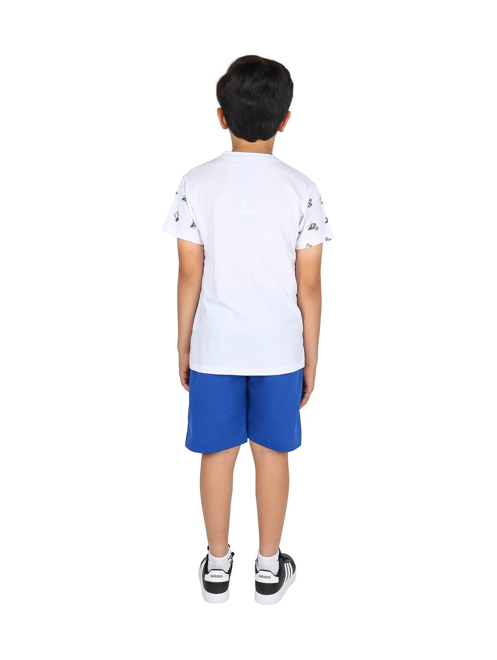 Niño vistiendo un conjunto de camiseta blanca con estampado azul y shorts azules.