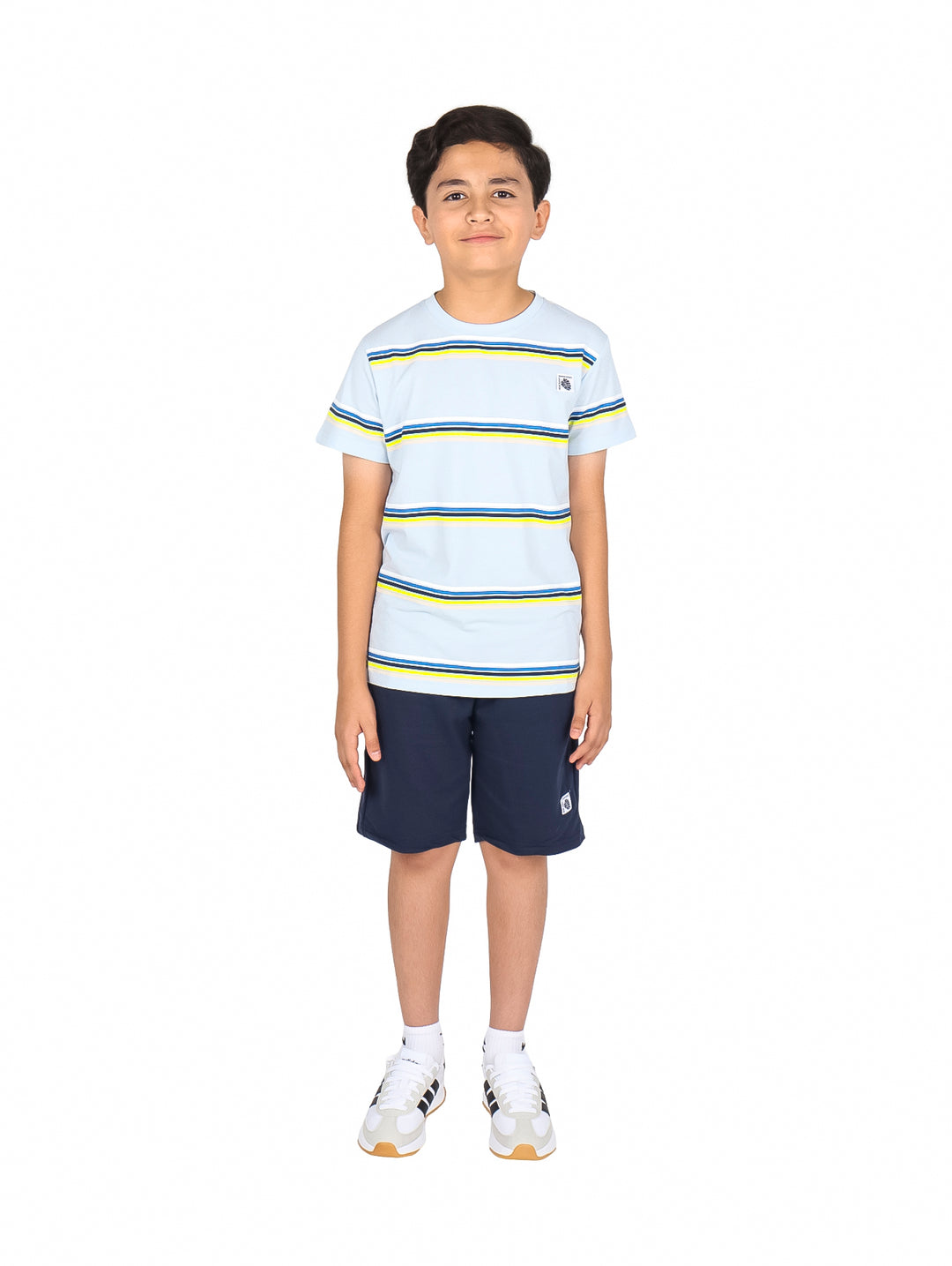 Niño vistiendo un conjunto de camiseta blanca a rayas azules y amarillas con short azul marino.