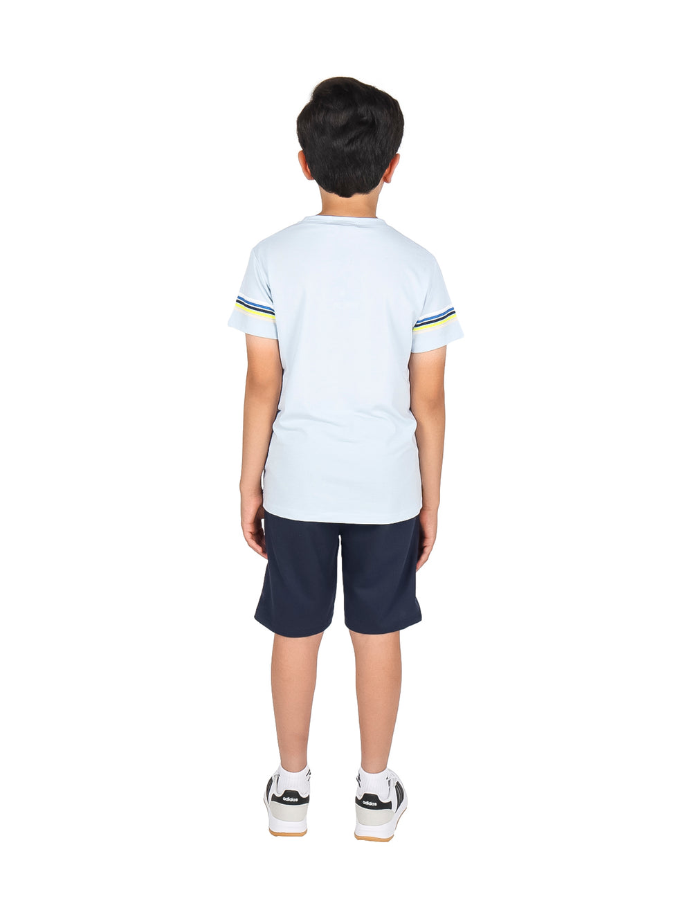 Niño vistiendo un conjunto de camiseta blanca a rayas azules y amarillas con short azul marino.