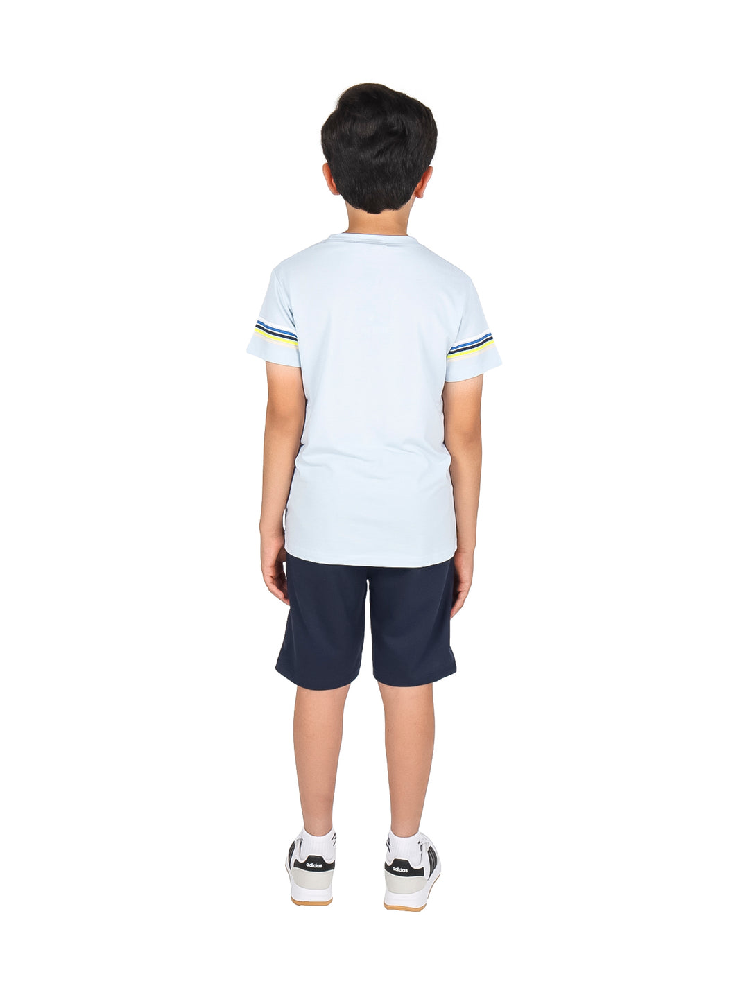 Niño vistiendo un conjunto de camiseta blanca a rayas azules y amarillas con short azul marino.