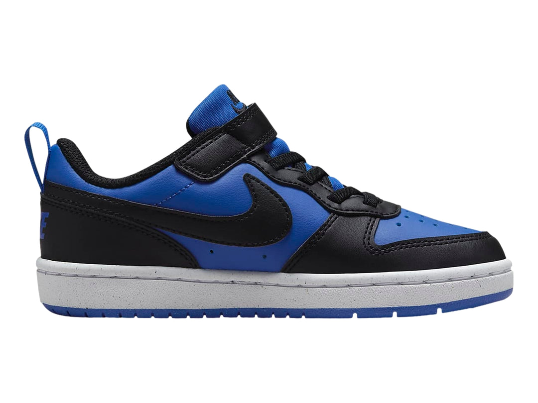 Tenis Nike Court Borough Low Recraft en colores azul y negro con suela blanca y azul.