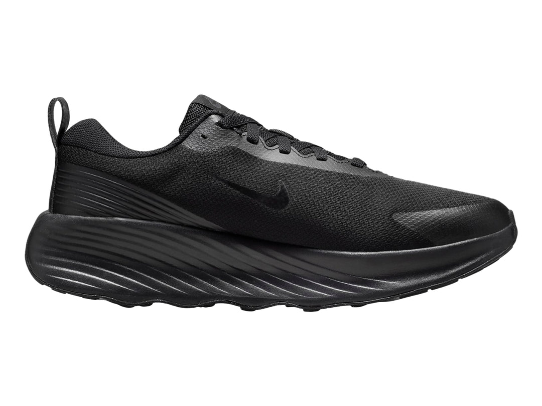 Tenis deportivos Nike color negro con suela gruesa y tejido transpirable.