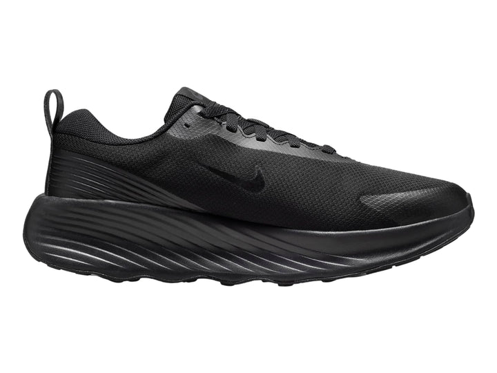 Tenis deportivos Nike color negro con suela gruesa y tejido transpirable.