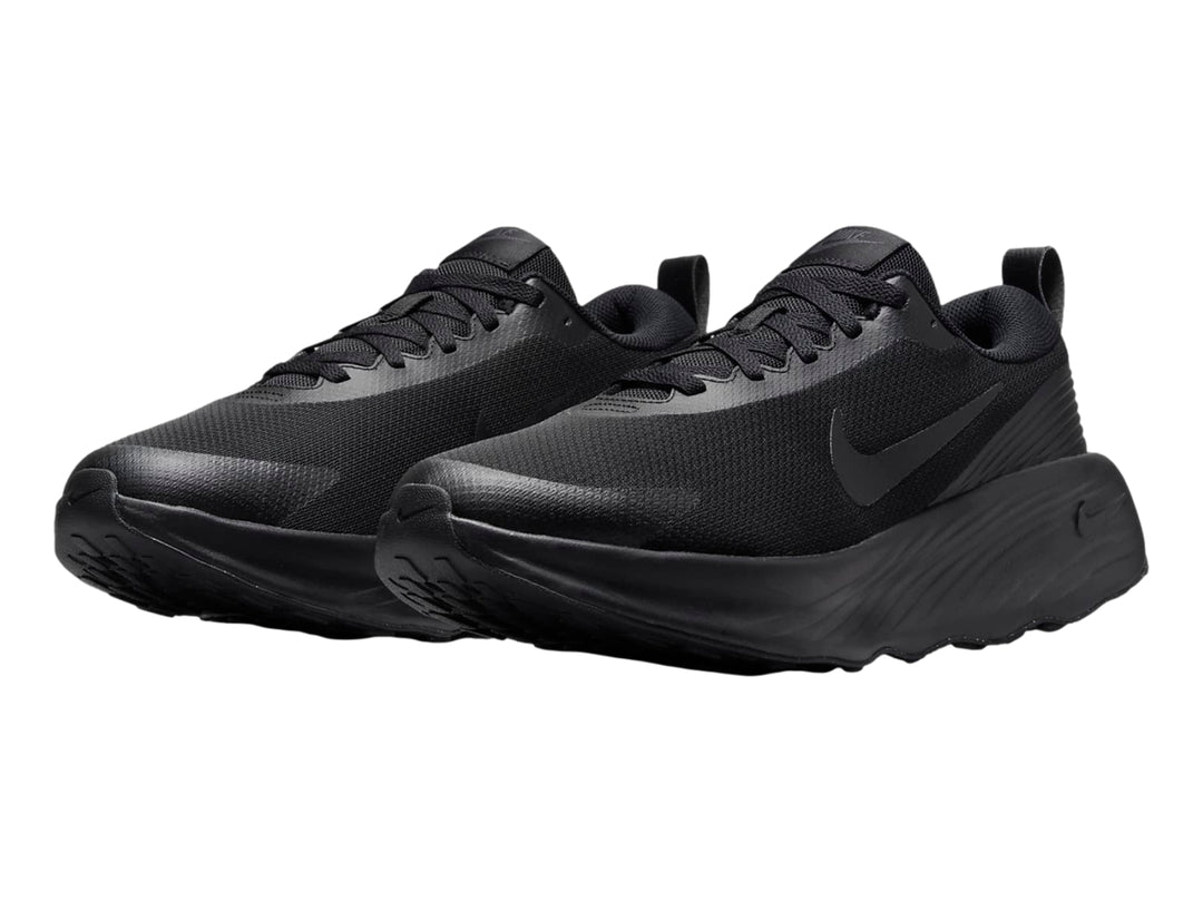 Tenis deportivos Nike color negro con suela gruesa y tejido transpirable.