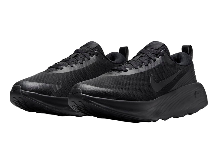 Tenis deportivos Nike color negro con suela gruesa y tejido transpirable.