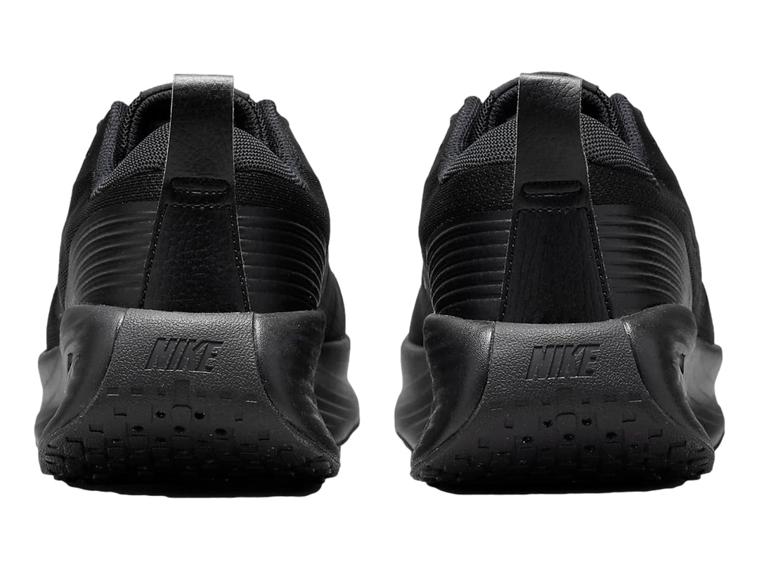 Tenis deportivos Nike color negro con suela gruesa y tejido transpirable.