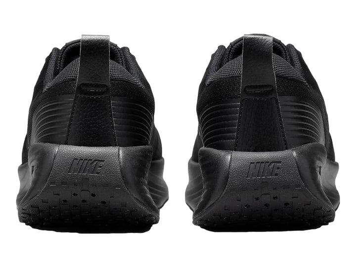 Tenis deportivos Nike color negro con suela gruesa y tejido transpirable.