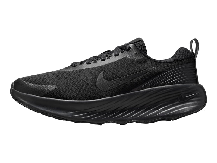 Tenis deportivos Nike color negro con suela gruesa y tejido transpirable.