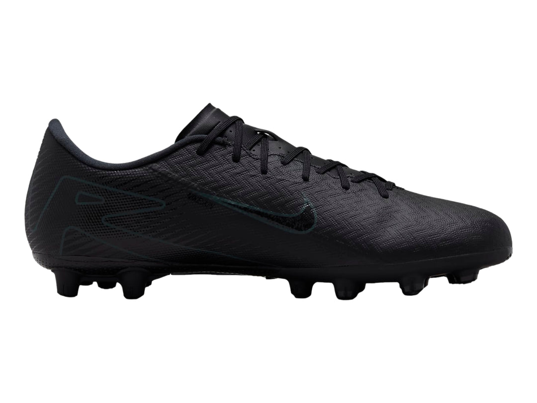 Zapato de fútbol Nike Zoom Vapor 16 Academy en color negro con detalles en verde oscuro y suela de tacos.