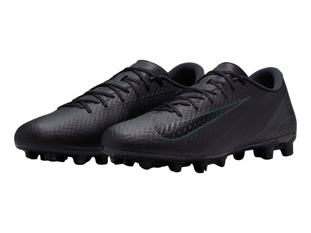 Zapato de fútbol Nike Zoom Vapor 16 Academy en color negro con detalles en verde oscuro y suela de tacos.