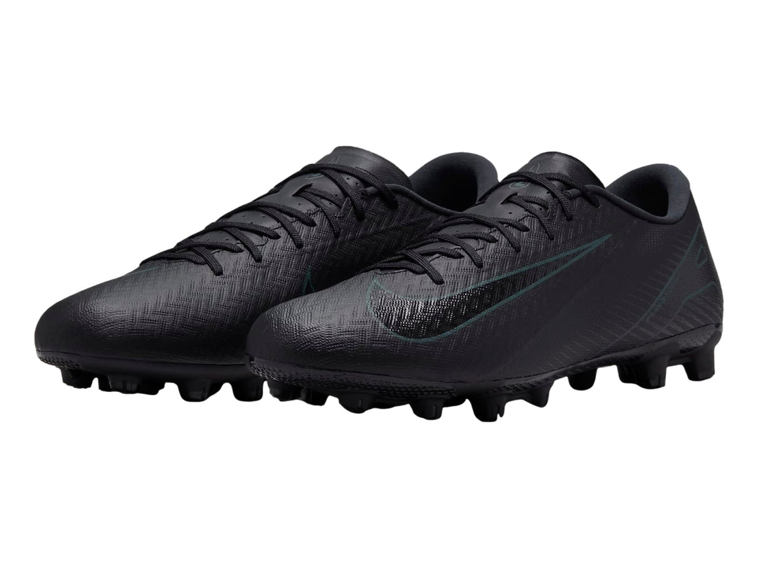 Zapato de fútbol Nike Zoom Vapor 16 Academy en color negro con detalles en verde oscuro y suela de tacos.