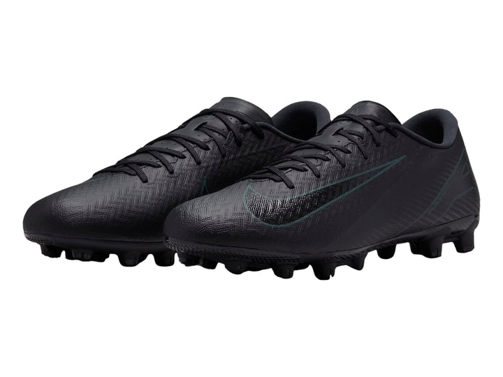 Zapato de fútbol Nike Zoom Vapor 16 Academy en color negro con detalles en verde oscuro y suela de tacos.
