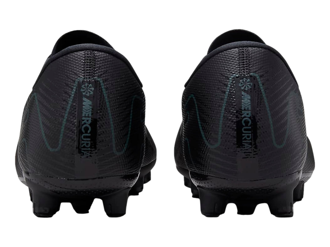 Zapato de fútbol Nike Zoom Vapor 16 Academy en color negro con detalles en verde oscuro y suela de tacos.