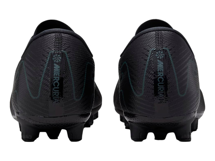 Zapato de fútbol Nike Zoom Vapor 16 Academy en color negro con detalles en verde oscuro y suela de tacos.