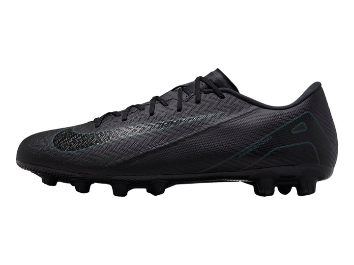 Zapato de fútbol Nike Zoom Vapor 16 Academy en color negro con detalles en verde oscuro y suela de tacos.