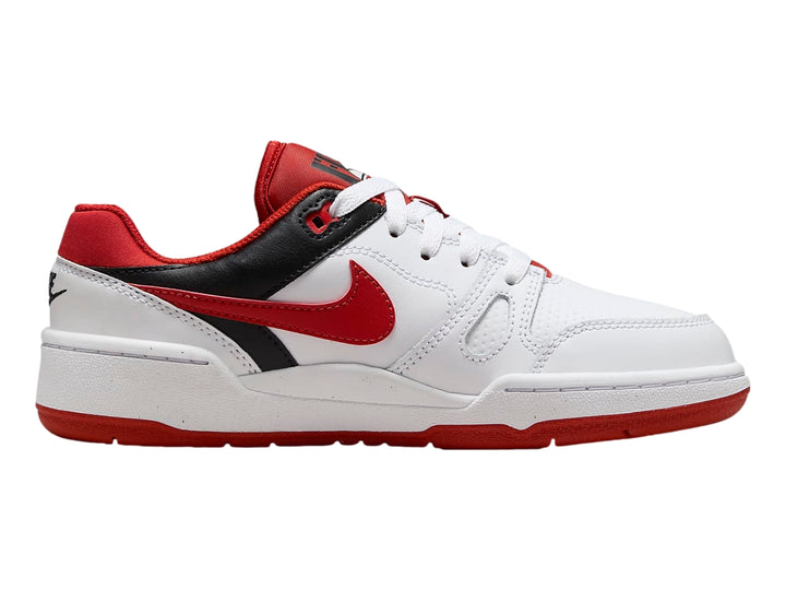 Tenis Nike Full Force Lo blancos con detalles en rojo y negro y suela roja.