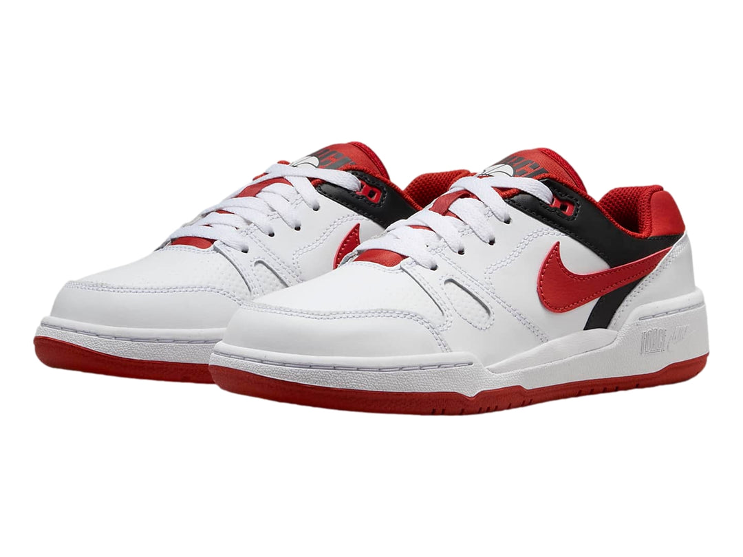 Tenis Nike Full Force Lo blancos con detalles en rojo y negro y suela roja.