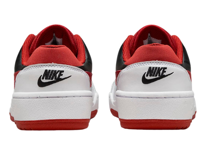 Tenis Nike Full Force Lo blancos con detalles en rojo y negro y suela roja.
