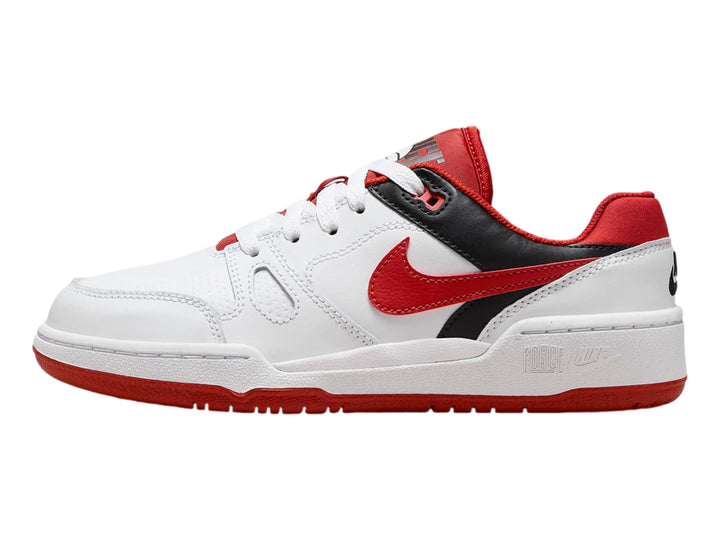Tenis Nike Full Force Lo blancos con detalles en rojo y negro y suela roja.