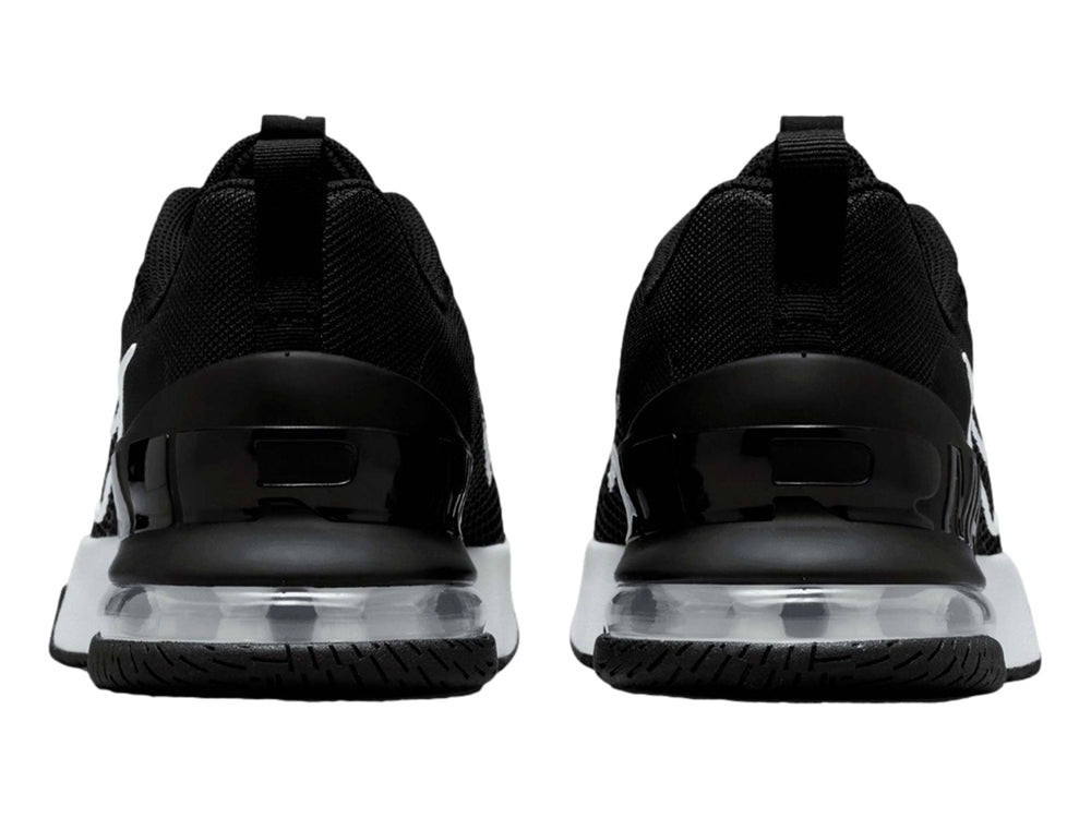 Tenis Nike Air Max Alpha Trainer 6 en color negro con suela blanca y logotipo de Nike en el lateral.