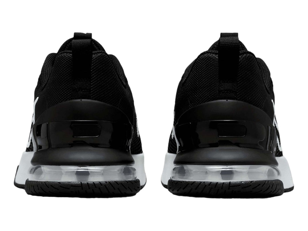 Tenis Nike Air Max Alpha Trainer 6 en color negro con suela blanca y logotipo de Nike en el lateral.