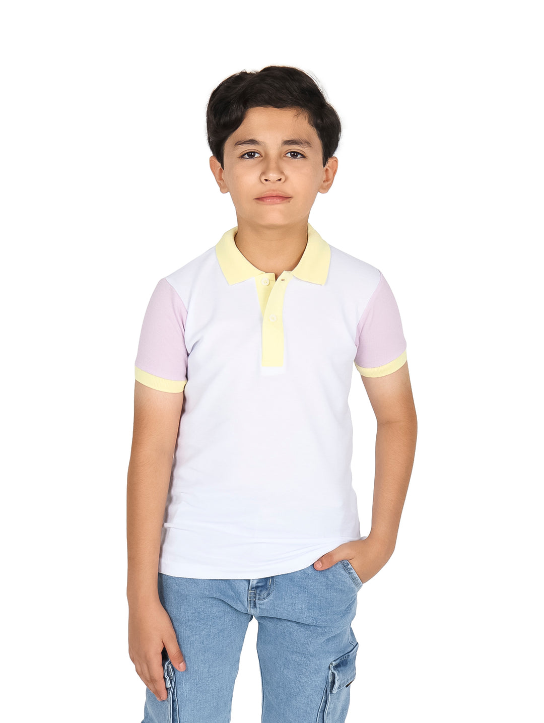 Niño vistiendo una playera polo blanca con mangas lavanda y detalles amarillos en el cuello y puños.
