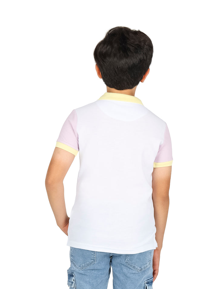 Niño vistiendo una playera polo blanca con mangas lavanda y detalles amarillos en el cuello y puños.