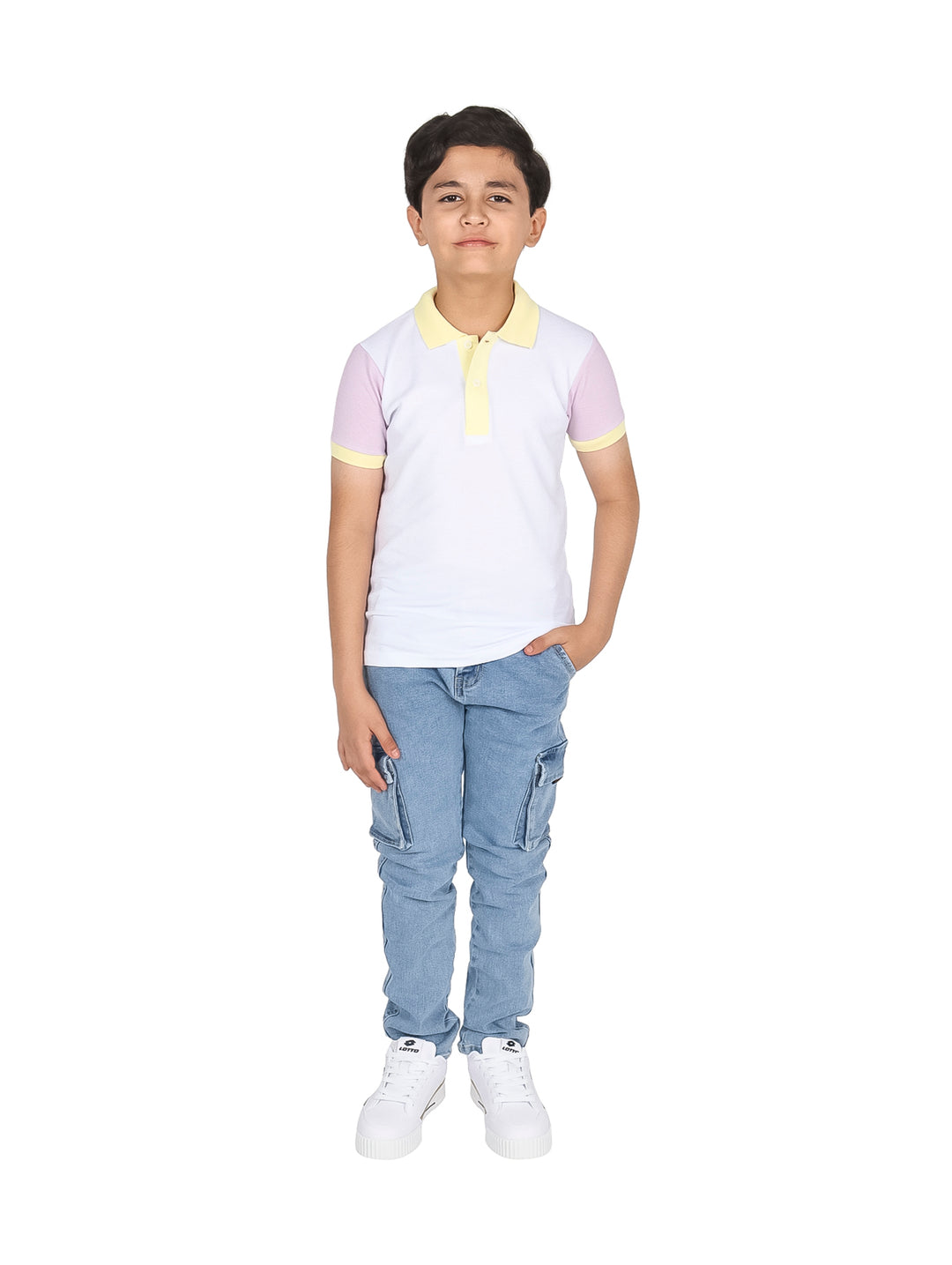 Niño vistiendo una playera polo blanca con mangas lavanda y detalles amarillos en el cuello y puños.