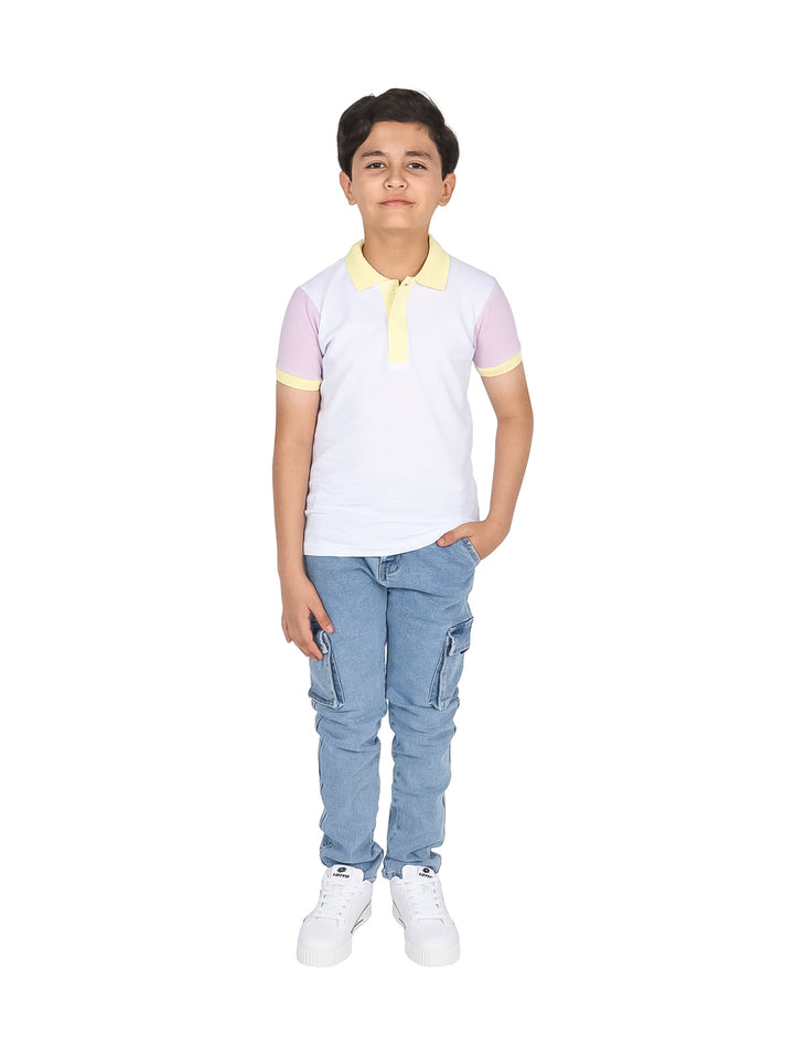 Niño vistiendo una playera polo blanca con mangas lavanda y detalles amarillos en el cuello y puños.