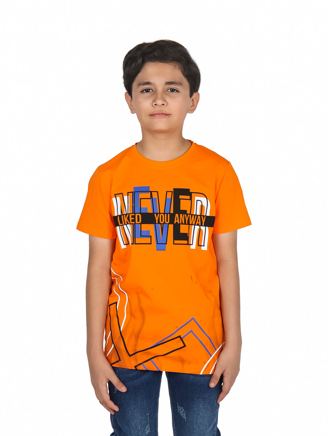 Niño vistiendo una playera naranja de manga corta con estampado gráfico frontal y pantalones mezclilla azules.
