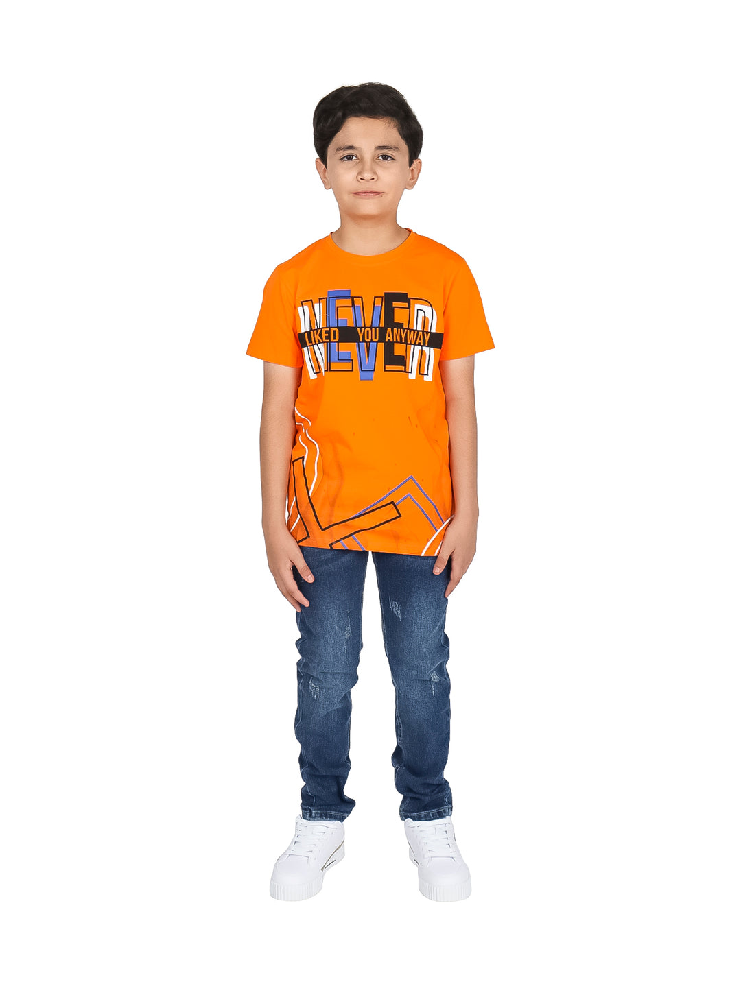 Niño vistiendo una playera naranja de manga corta con estampado gráfico frontal y pantalones mezclilla azules.