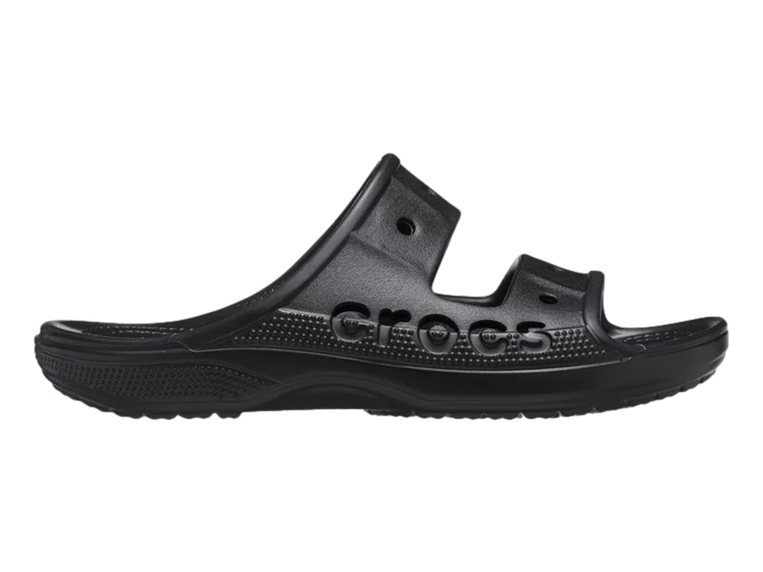 Sandalia Crocs Baya color negro, vista lateral sobre fondo blanco.