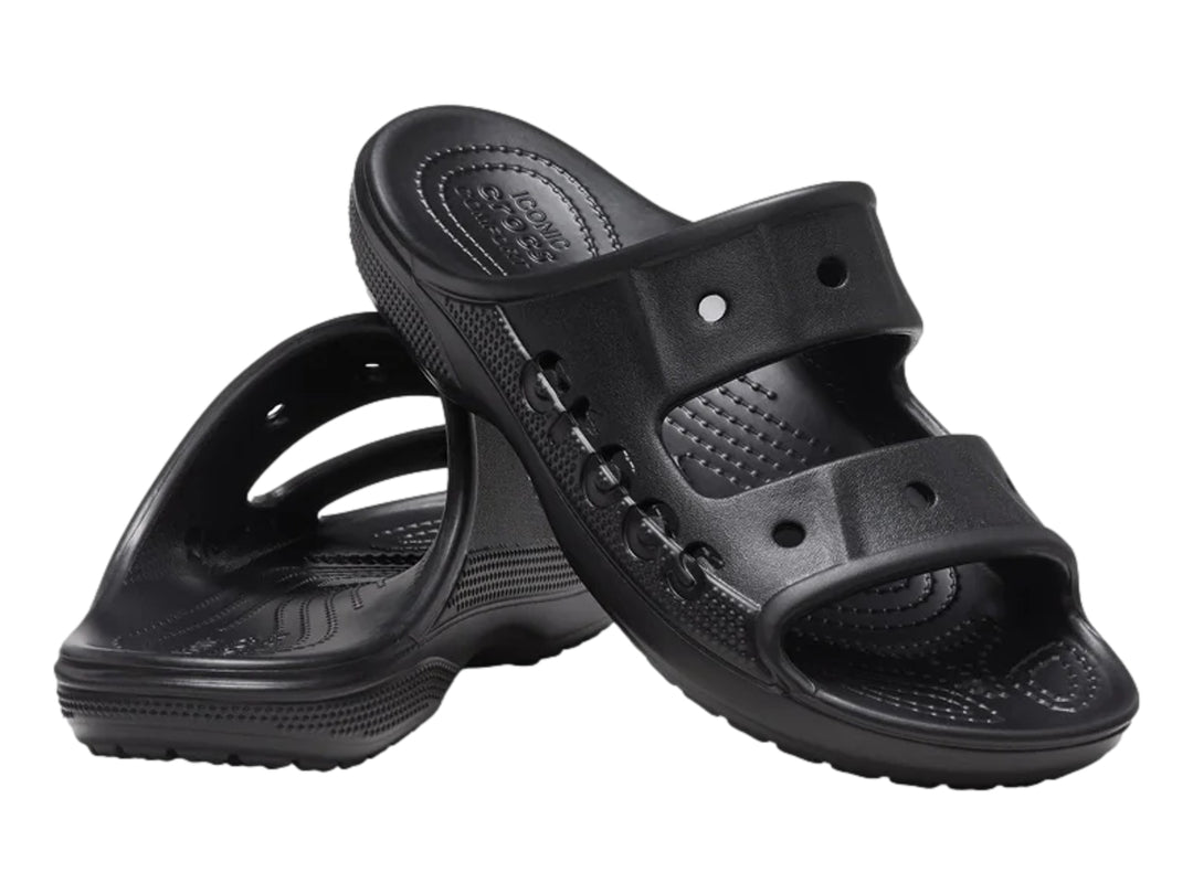 Sandalia Crocs Baya color negro, vista lateral sobre fondo blanco.