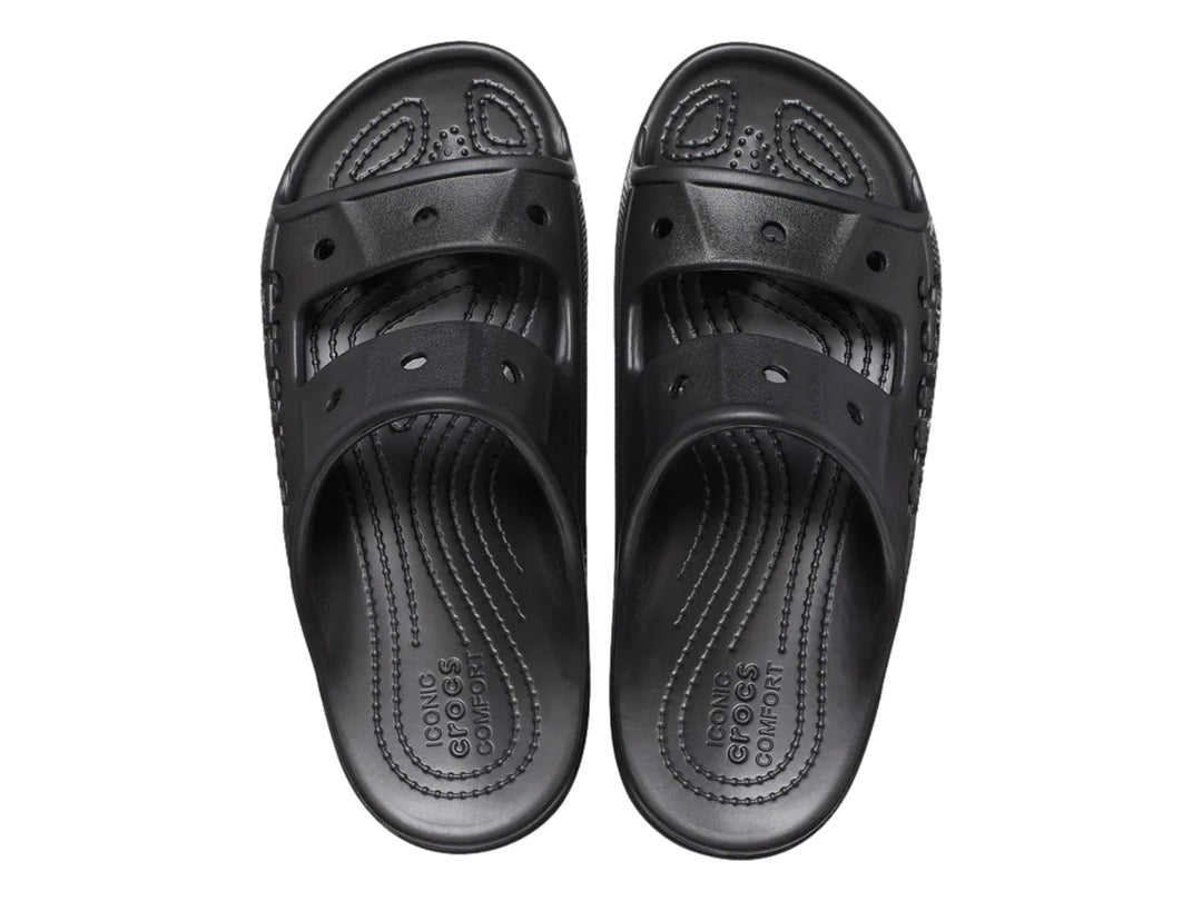 Sandalia Crocs Baya color negro, vista lateral sobre fondo blanco.