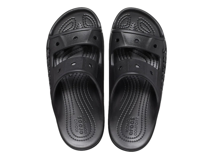 Sandalia Crocs Baya color negro, vista lateral sobre fondo blanco.