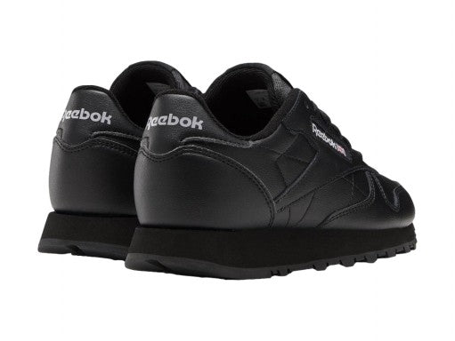 Tenis Reebok Classic Leather en color negro total con suela negra y detalles de marca en blanco.