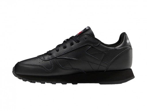 Tenis Reebok Classic Leather en color negro total con suela negra y detalles de marca en blanco.