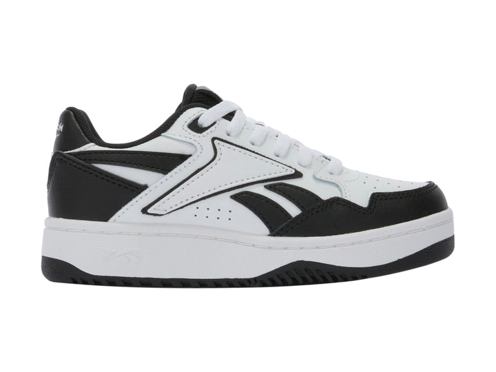Tenis Reebok modelo ATR Chill en colores blanco y negro con suela blanca y detalles deportivos.