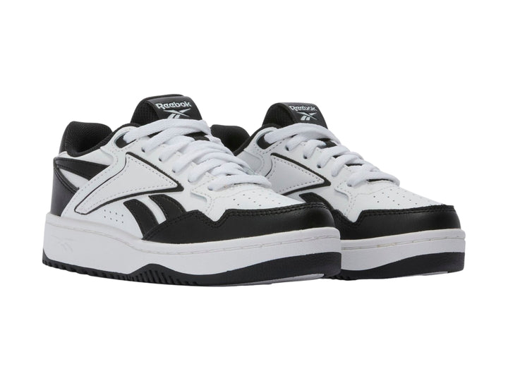 Tenis Reebok modelo ATR Chill en colores blanco y negro con suela blanca y detalles deportivos.