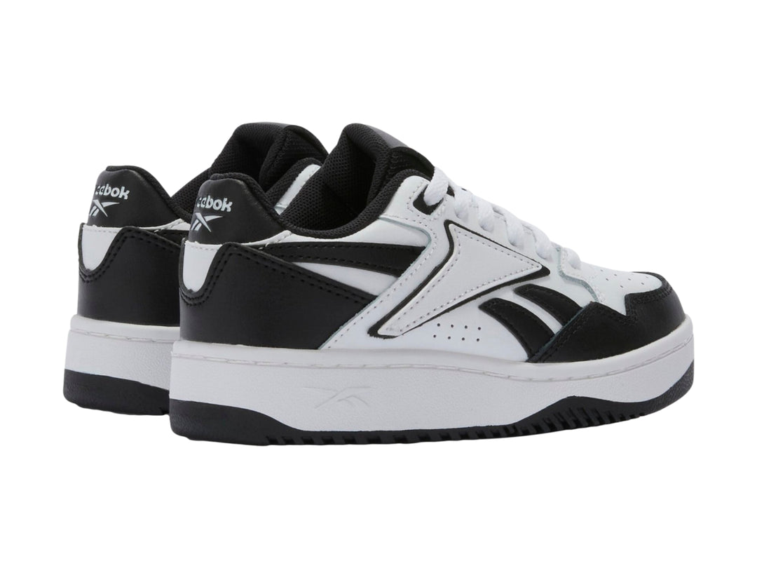 Tenis Reebok modelo ATR Chill en colores blanco y negro con suela blanca y detalles deportivos.